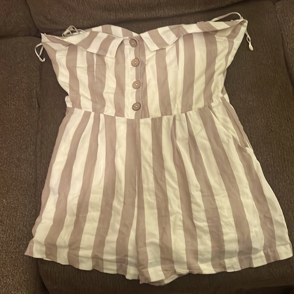 This a very cute romper only wore once. The brand is fashion on earth. Sz LG